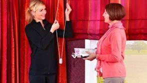 EINFACHE BEDIENUNG - Decor-Union Service 110a professionelles Beratungsgespräch, einfache Bedienung eines maßkonfektionierten Raffrollos/Faltrollos, durch eine Raumausstatterin