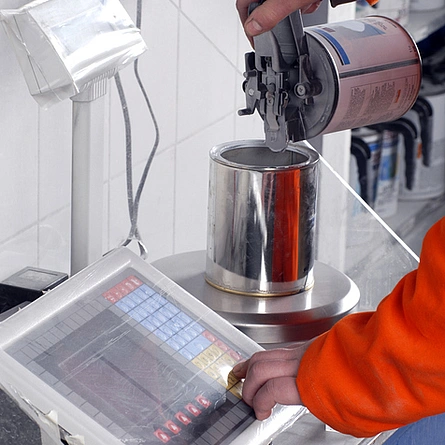 Mit einer Farbmischmaschine werden exakte Mischverhältnisse eingestellt um den gewünschten Farbton zu erhalten. - Mit einer Farbmischmaschine werden exakte Mischverhältnisse eingestellt um den gewünschten Farbton zu erhalten.